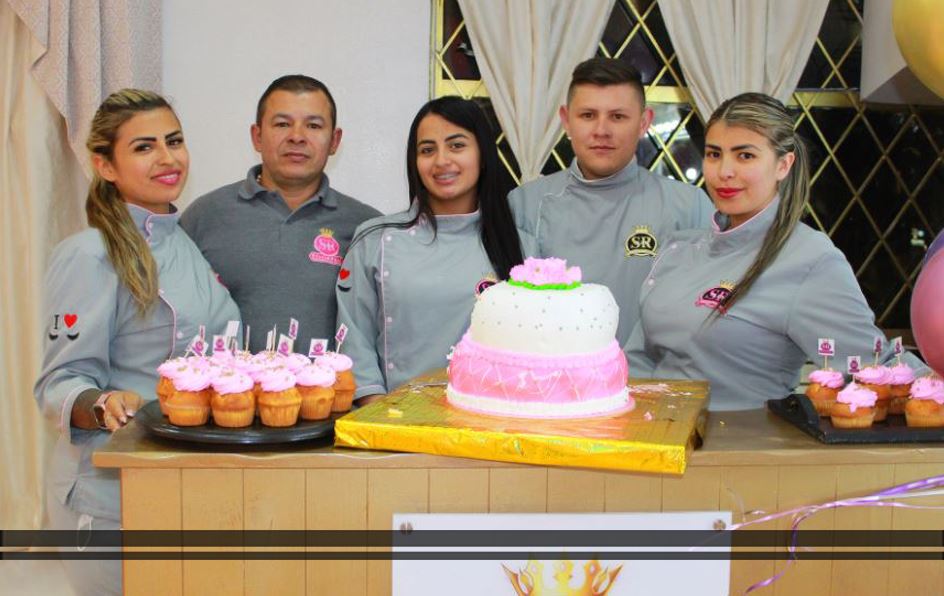 Natalia y Thalía junto a una parte de su equipo de trabajo.