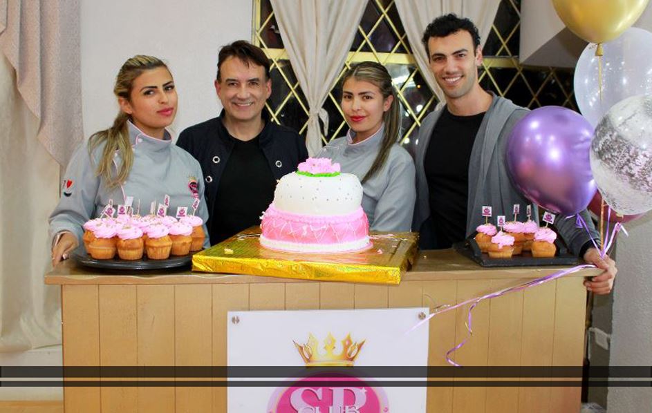 Las influenciadoras posaron con los ppropietarios de Casa de Estilo.